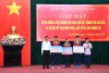 Đồng chí Lê Văn Bảo, Ủy viên Ban Thường vụ, Trưởng ban Dân vận Tỉnh ủy và đồng chí Hồ An Phong, Tỉnh ủy viên, Phó Chủ tịch UBND tỉnh trao thưởng cho 3 VĐV đạt thành tích xuất sắc tại SEA Games 32