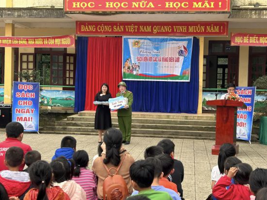 Bà Trương Thị Quỳnh Anh- Giám đốc thư viện tỉnh trao tặng sách cho Công an xã Lâm Thủy