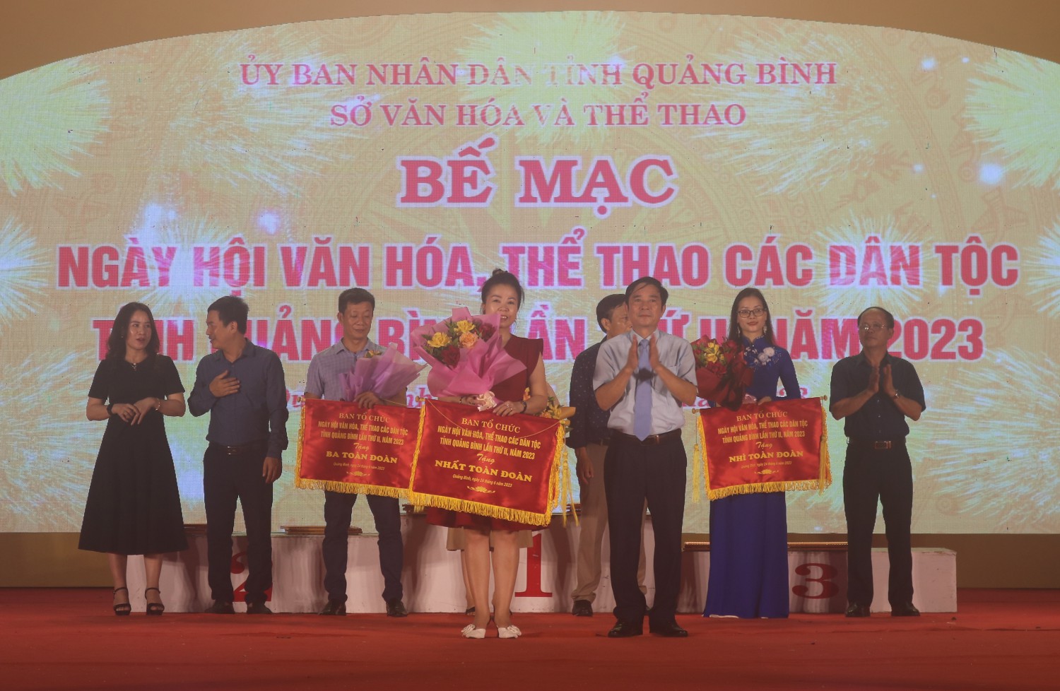 Đồng chí Hà Quốc Phong, Phó Giám đốc Sở Văn hóa và Thể thao trao giải nhất toàn đoàn cho đơn vị thành phố Đồng Hới