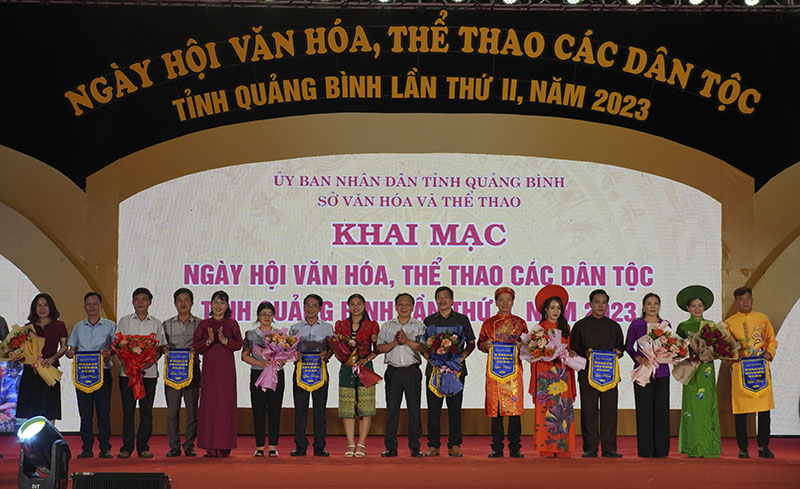 Đồng chí Phó Bí thư Thường trực Tỉnh ủy Trần Hải Châu tặng cờ lưu niệm cho các đoàn tham gia ngày hội.